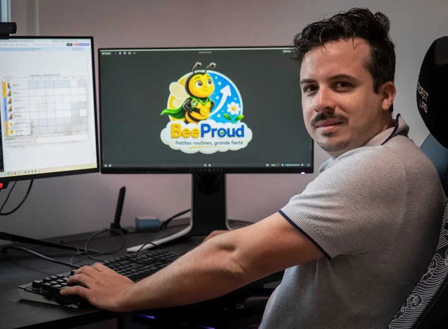 Thomas Serradell, créateur de BeeProud, devant son ordinateur avec le logo BeeProud à l'écran